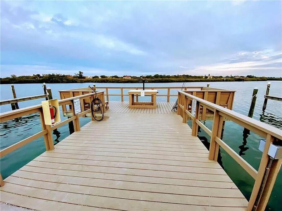 Gulf Coast Gem Private Condo - 2Bed, 1Bath, Sleeps 6, Across The Street From Beach & Gulf, Game Room, Pool Clearwater Beach Bagian luar foto