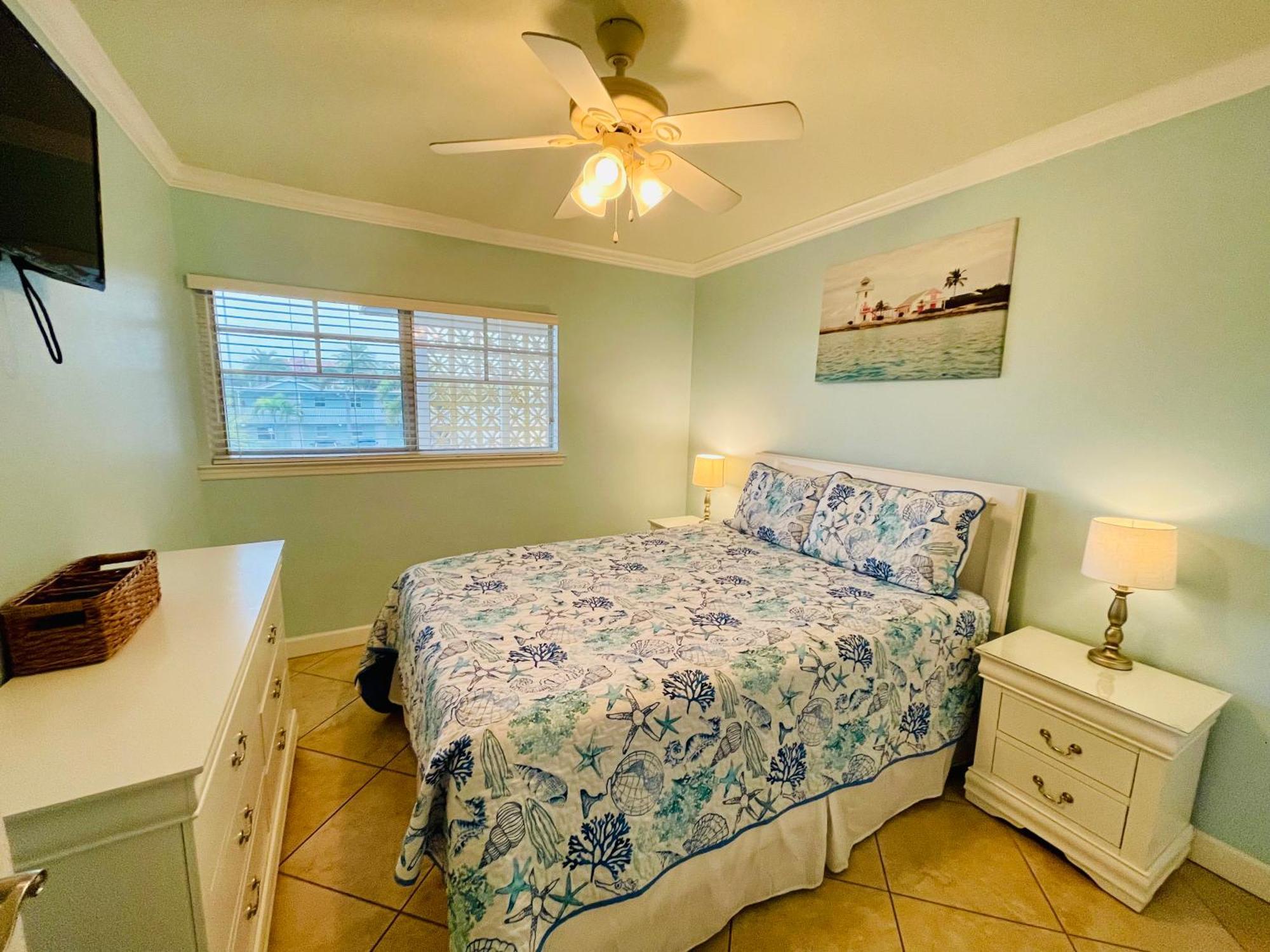 Gulf Coast Gem Private Condo - 2Bed, 1Bath, Sleeps 6, Across The Street From Beach & Gulf, Game Room, Pool Clearwater Beach Bagian luar foto